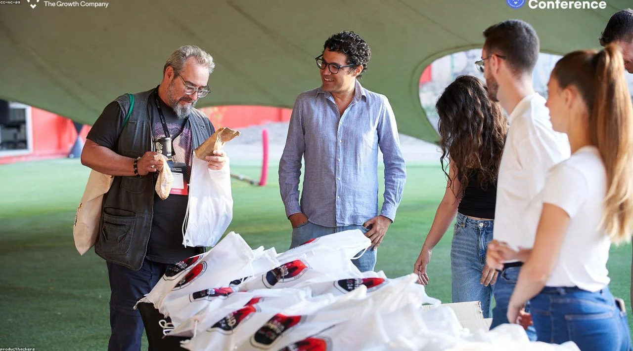 LINE公式アカウント集客の全体像を示すマーケティング戦略図