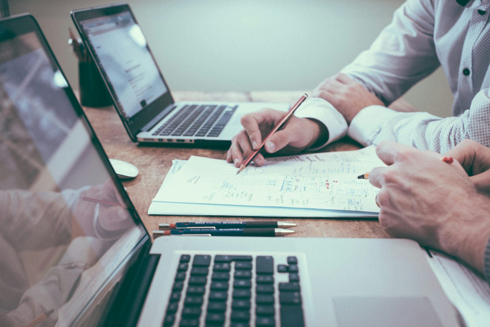 広告運用者がキーワード表とユーザー意図マップを比較している様子