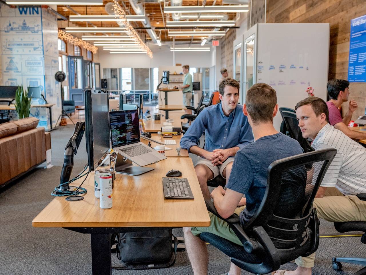 担当者が広告コピー、SNS投稿、LINE配信文のトーンを並べて確認している様子